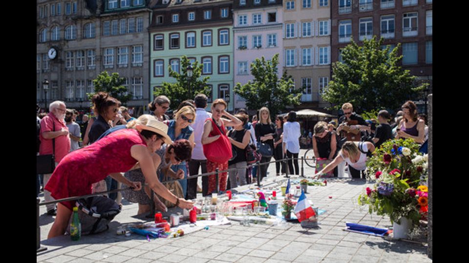 A Strasburgo un minuto di silenzio in omaggio alle vittime della strage di Nizza (Afp)