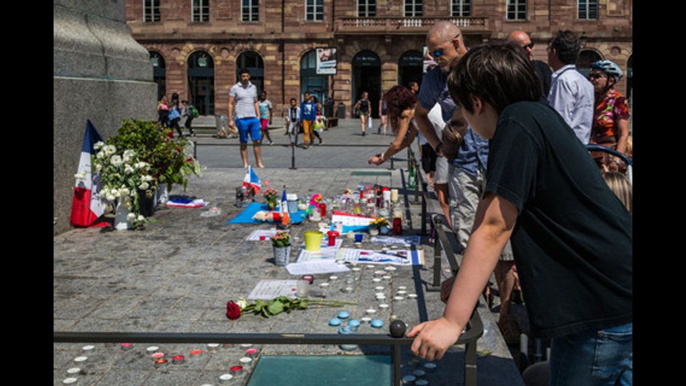 A Strasburgo un minuto di silenzio in omaggio alle vittime della strage di Nizza (Afp)