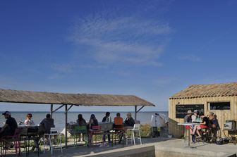 &nbsp;Estate cena pranzo tavola ferie - afp