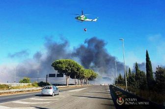 Incendio sulla Pontina, chiusa anche domani. Traffico in tilt