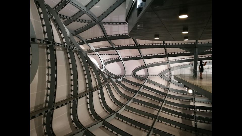 &nbsp;Un dettaglio della struttura a vista che sorregge la nuvola di acciaio e tela siliconata