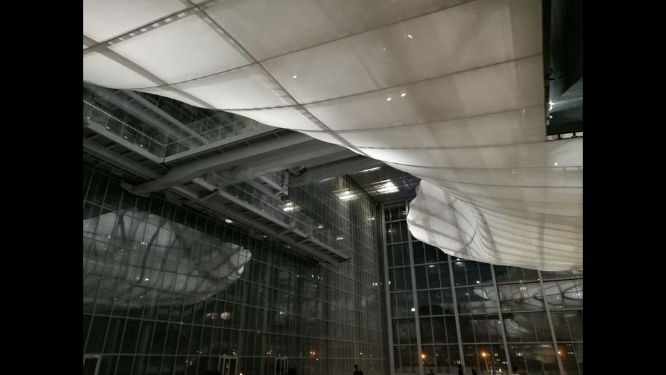 &nbsp; Un dettaglio della struttura a vista che sorregge la nuvola di acciaio e tela siliconata