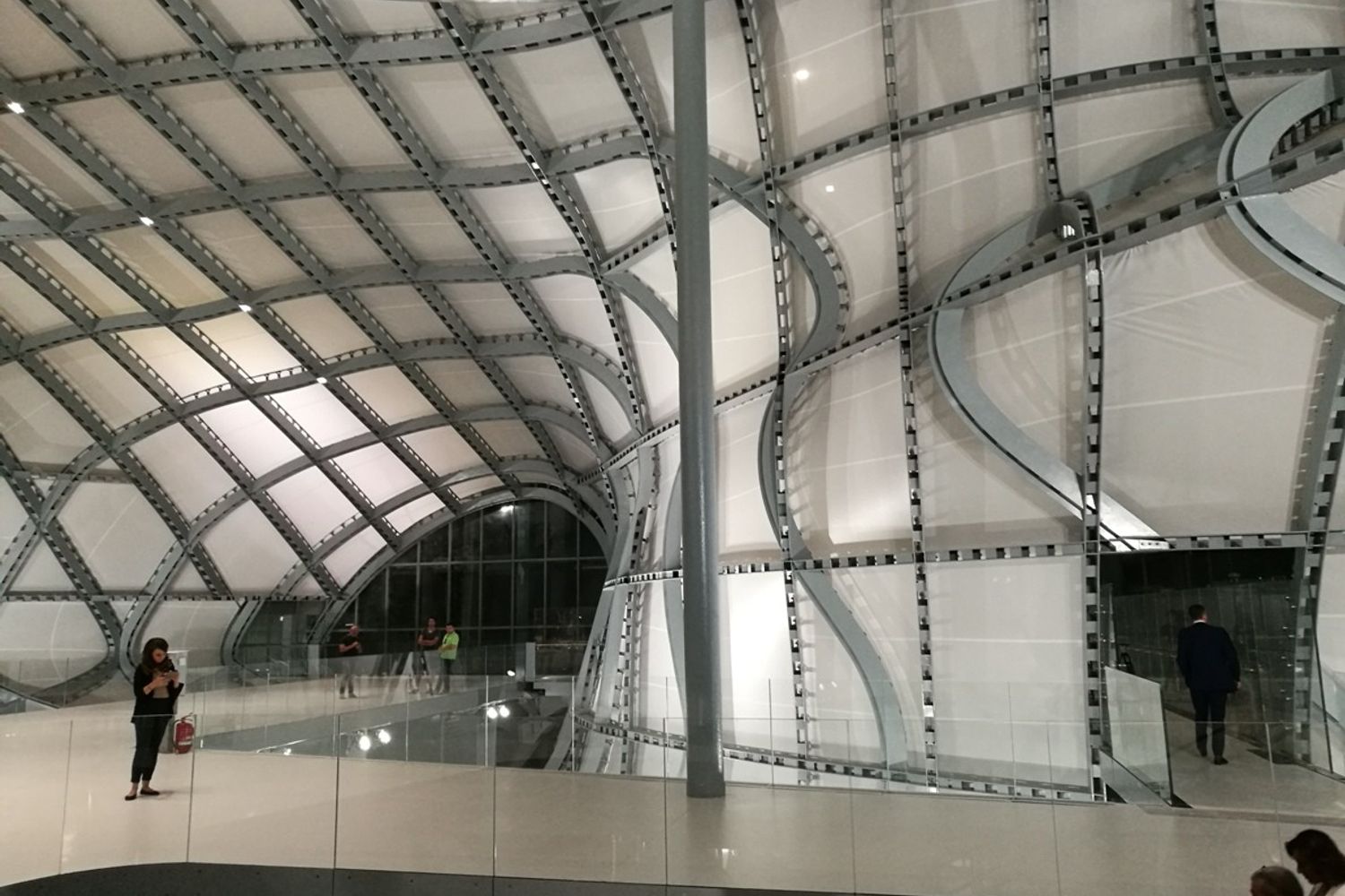 &nbsp; Un dettaglio della struttura a vista che sorregge la nuvola di acciaio e tela siliconata