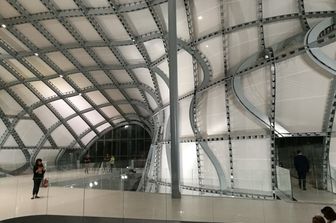 &nbsp; Un dettaglio della struttura a vista che sorregge la nuvola di acciaio e tela siliconata