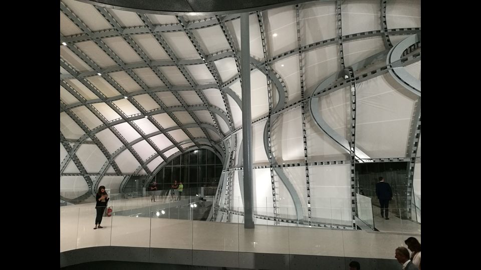 &nbsp; Un dettaglio della struttura a vista che sorregge la nuvola di acciaio e tela siliconata