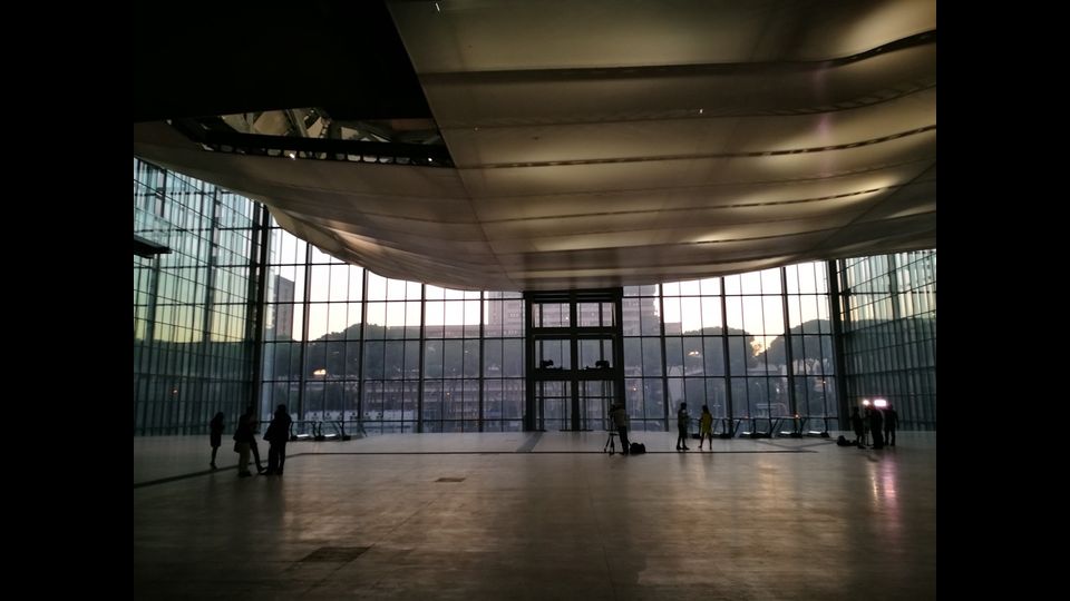 &nbsp;L'ampia vetrata che si apre in fondo alla plenaria