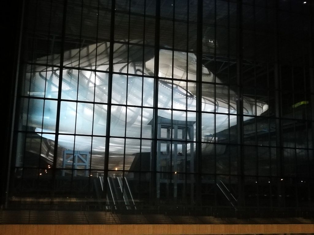 &nbsp;L'impressionante effetto della nuvola illuminata di notte