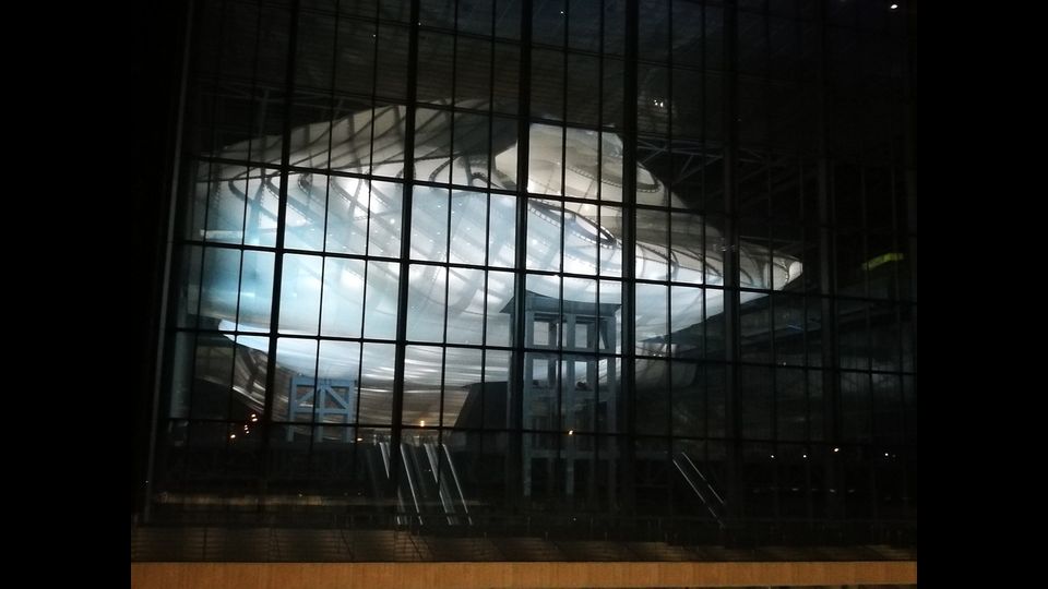 &nbsp;L'impressionante effetto della nuvola illuminata di notte