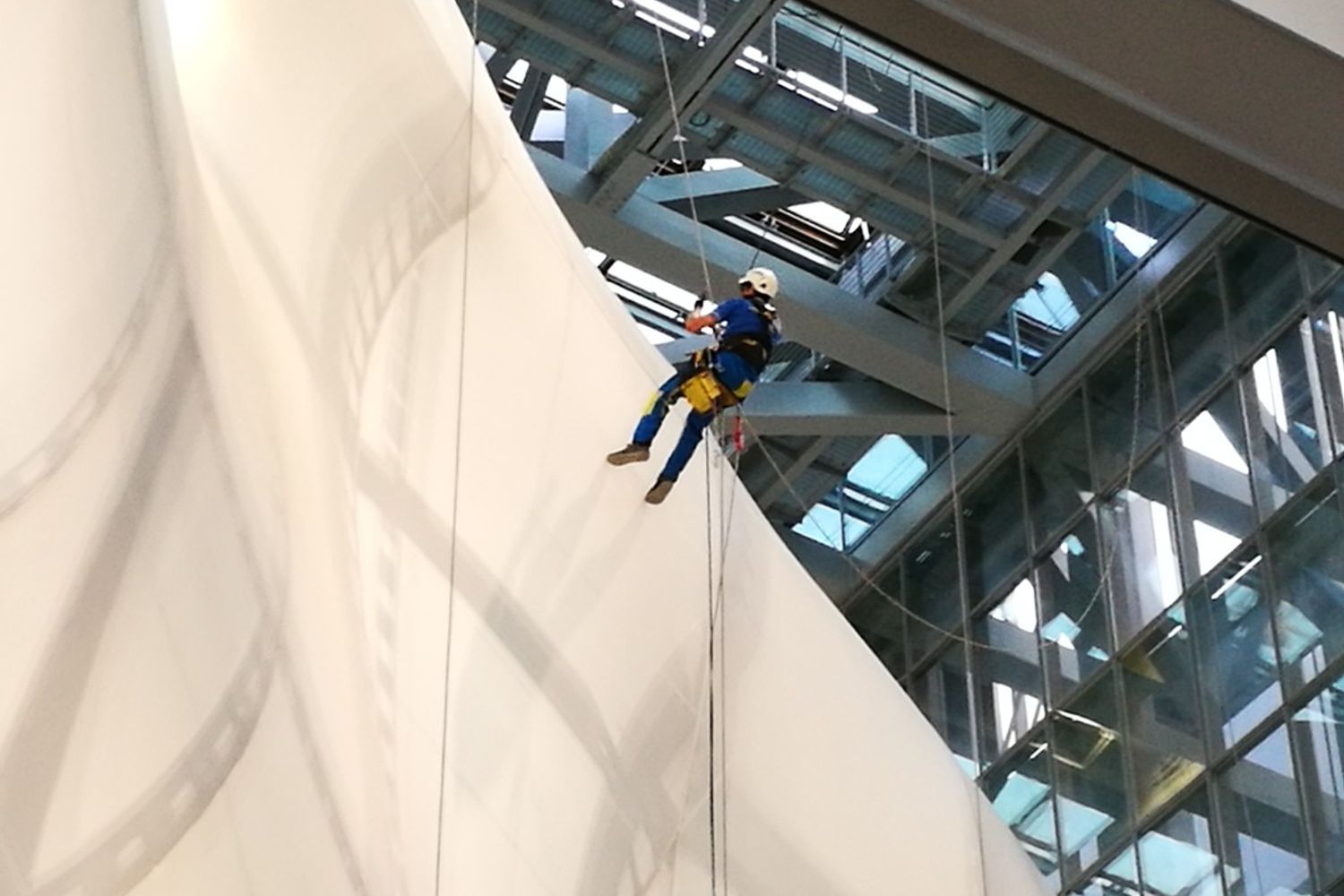 &nbsp;Operai-acrobati hanno il compito di tenere pulita l'ampia superficie di tela siliconata