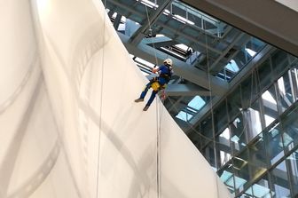 &nbsp;Operai-acrobati hanno il compito di tenere pulita l'ampia superficie di tela siliconata