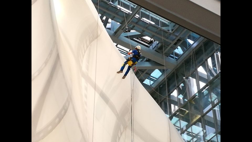 &nbsp;Operai-acrobati hanno il compito di tenere pulita l'ampia superficie di tela siliconata