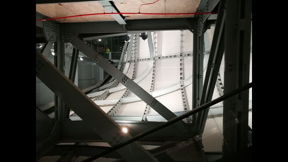 &nbsp;Un dettaglio della struttura a vista che sorregge la nuvola di acciaio e tela siliconata