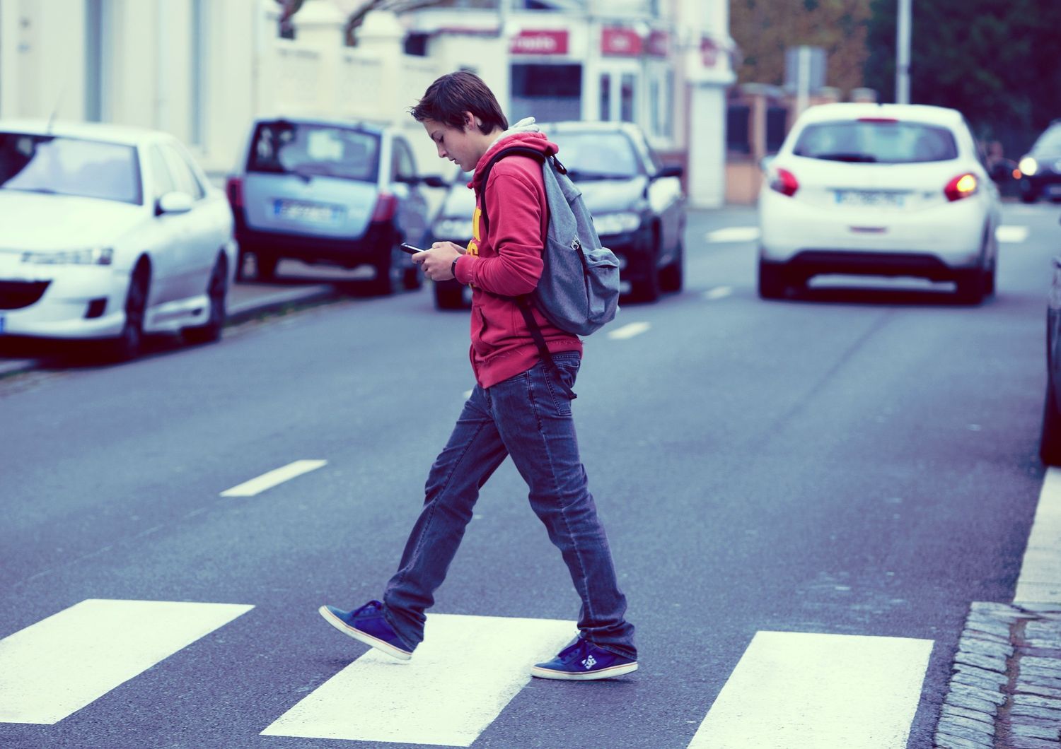&nbsp;smartphone walking camminare (Afp)