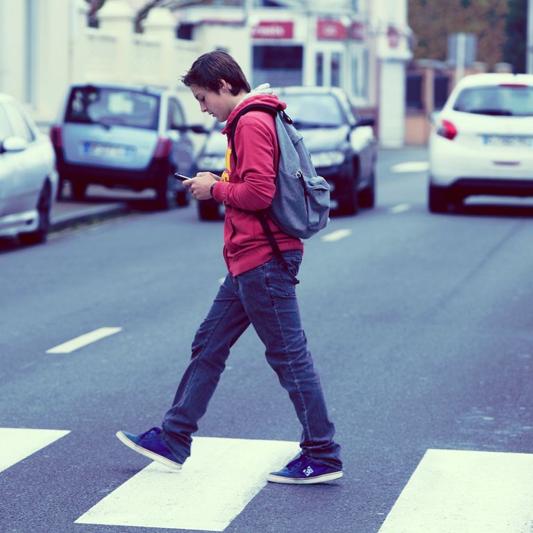 &nbsp;smartphone walking camminare (Afp)