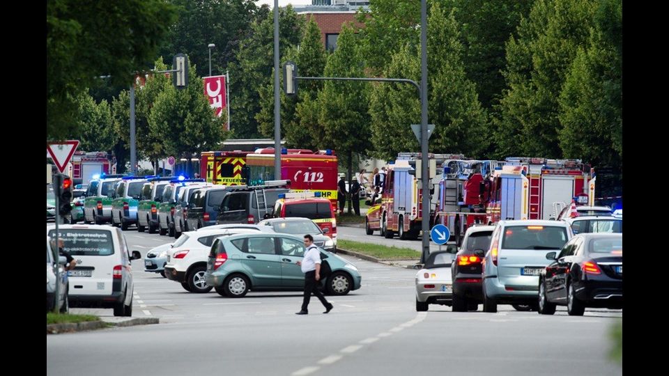 &nbsp;Terrore a Monaco, sparatoria in un centro commerciale - foto Afp