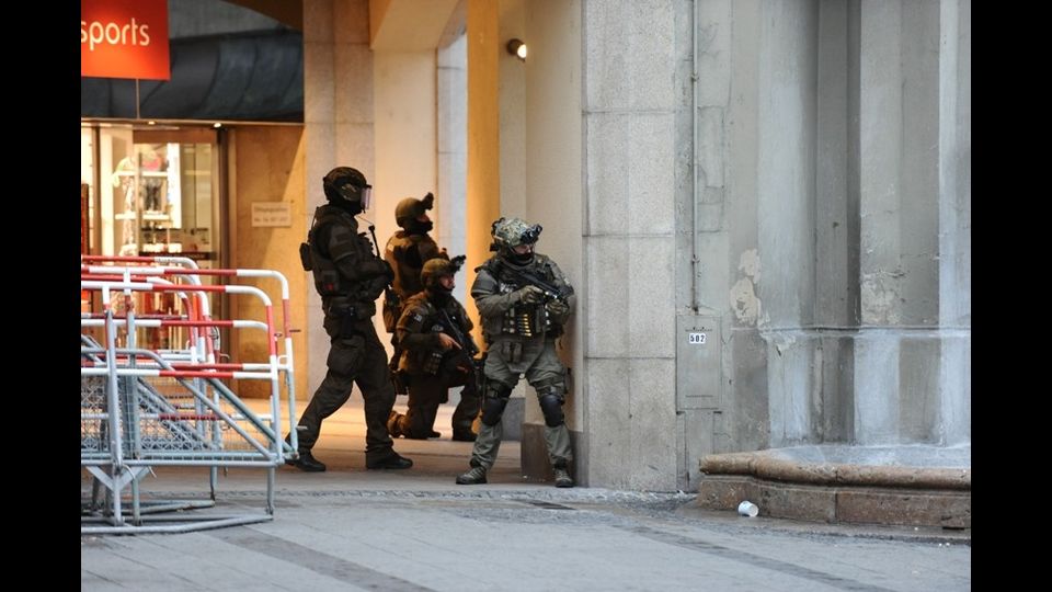 Terrore a Monaco, sparatoria in un centro commerciale - foto Afp