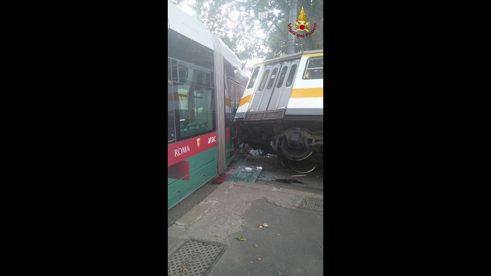 Roma, collisione tram-treno a Scalo San Lorenzo&nbsp;