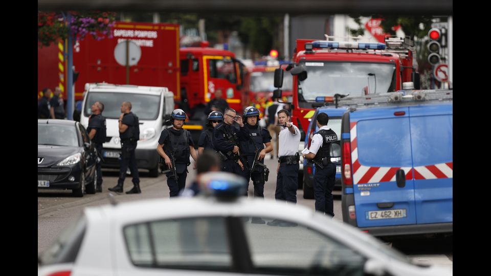&nbsp;La polizia ha ucciso i due assalitori che, secondo alcune fonti urlavano 'Allah Akbar' e 'Daesh', l'acronimo in arabo pe il 'califfato', durante l'attacco