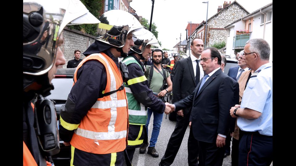 &nbsp;Hollande, &quot;Siamo in guerra con l'Isis&quot;