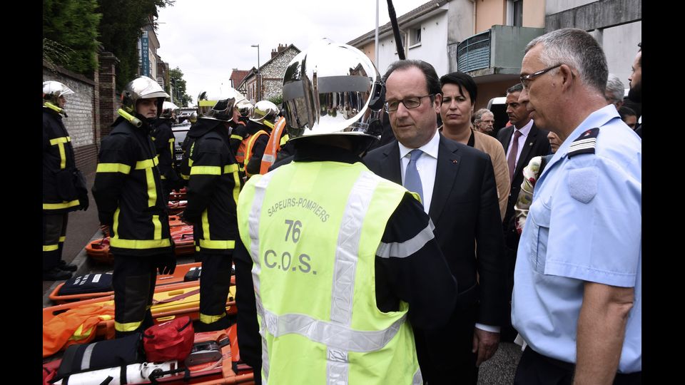 Hollande, &quot;Siamo in guerra con l'Isis&quot;