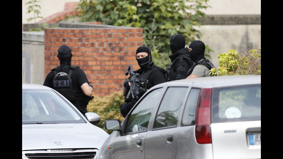 &nbsp;Le forze dell'ordine sono intervenute rapidamente, chiamate da una suora, riuscita a scappare, e hanno circondato il quartiere