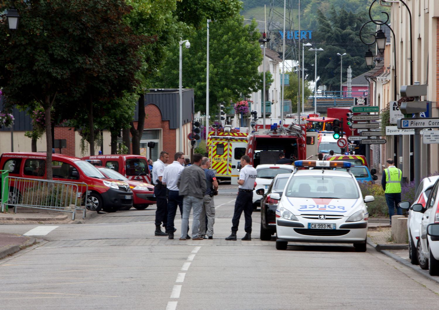 &nbsp;Francia sotto attacco, sgozzato un prete in una chiesa