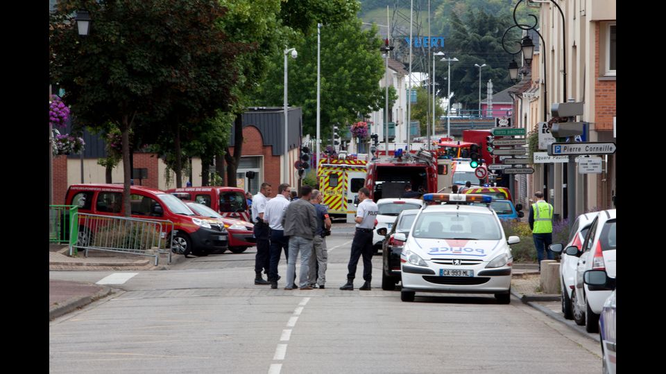 &nbsp;Francia sotto attacco, sgozzato un prete in una chiesa