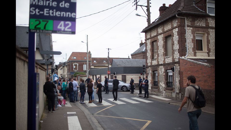 &nbsp;Francia sotto attacco, sgozzato un prete in una chiesa