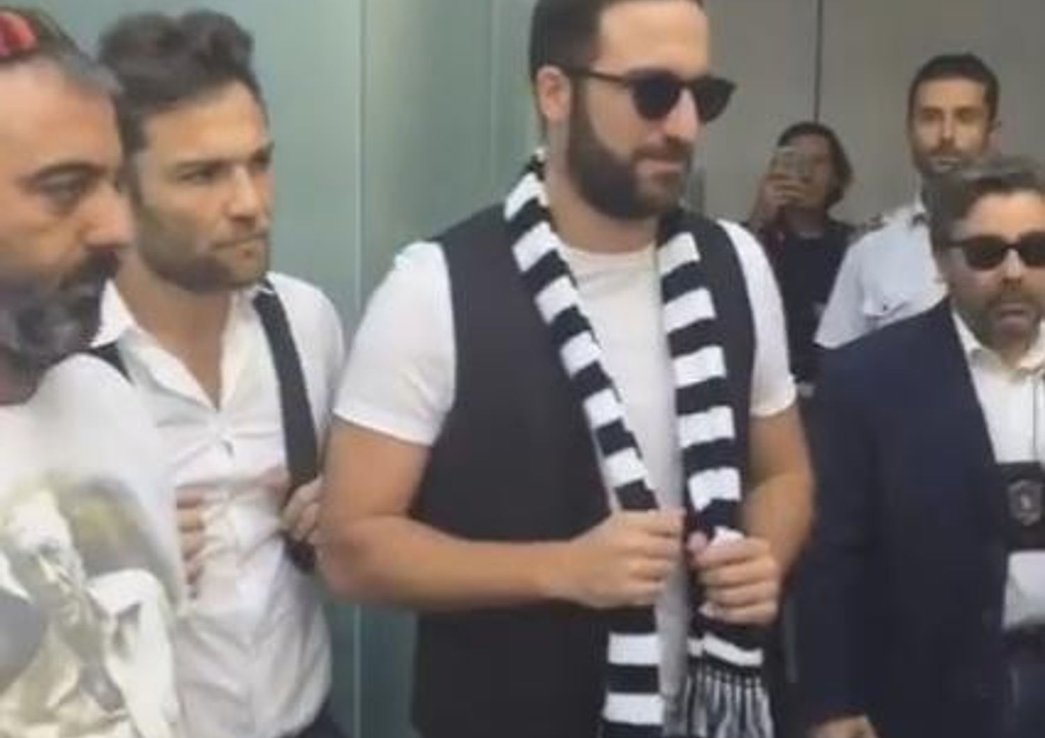 &nbsp;Higuain al suo arrivo a Torino sciarpa Juventus (foto video fb)