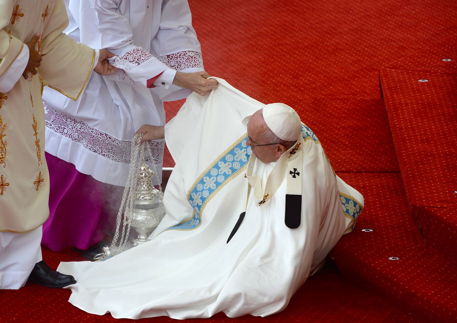 Papa Francesco, cade, caduta, cracovia