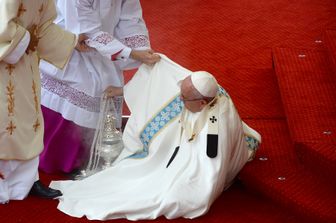 Papa Francesco, cade, caduta, cracovia