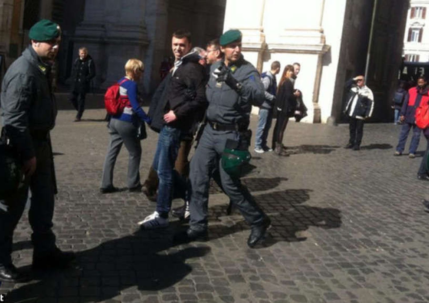 Ieri prime contestazioni in piazza del Popolo a Roma: tensione e feriti - Foto