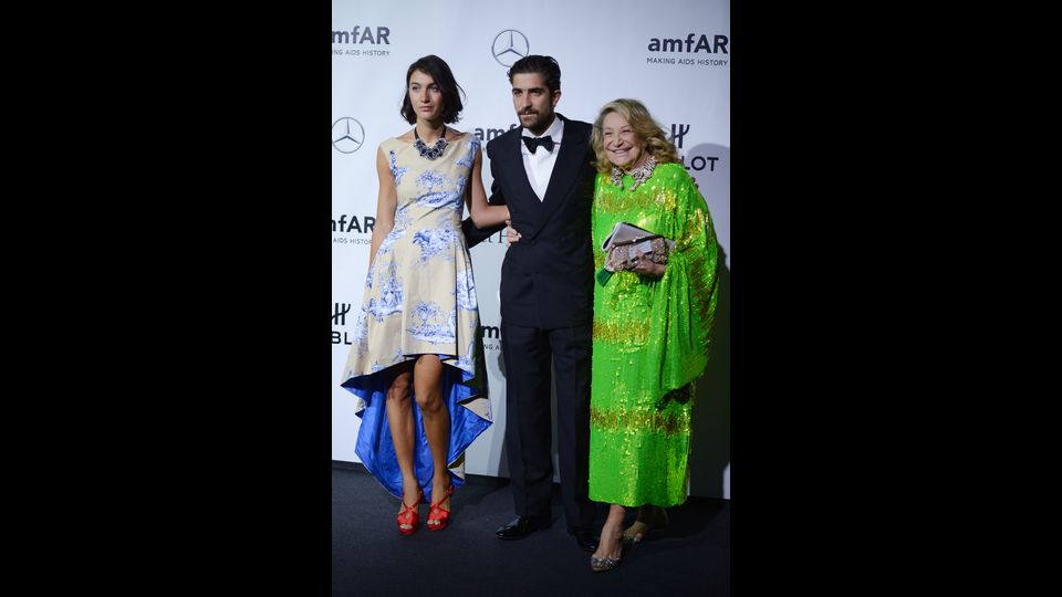 Figlia di una mondina e di un casellante delle ferrovie, inizia a lavorare molto giovane come mondina, in seguito come apprendista sarta e poi come modella presso la sartoria delle sorelle Aguzzi.&nbsp;