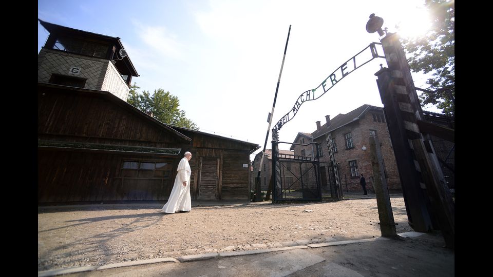 Papa Francesco visita l'ex campo di sterminio nazista di Auschwitz-Birkenau (Afp)
