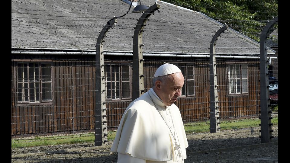 Papa Francesco visita dell'ex campo di sterminio nazista di Auschwitz-Birkenau (Afp)