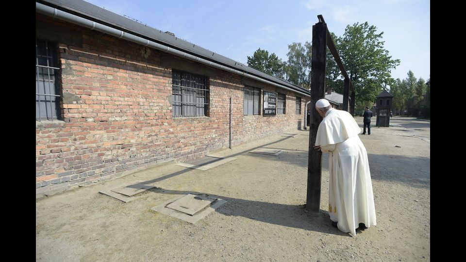 Papa Francesco visita l'ex campo di sterminio nazista di Auschwitz-Birkenau (Afp)