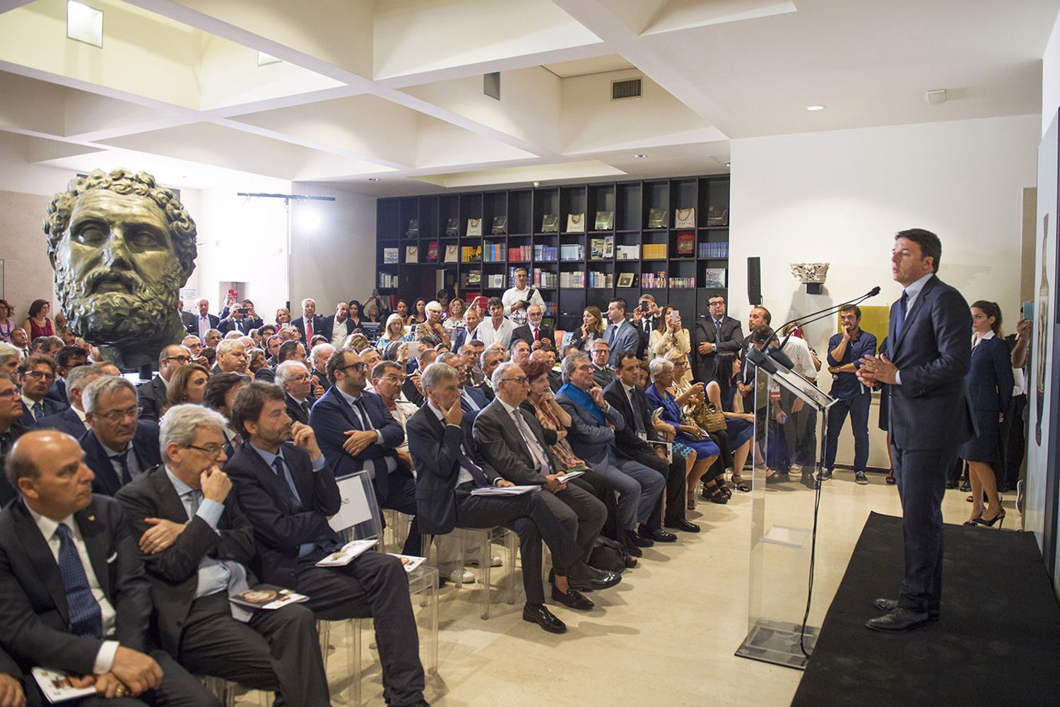 Matteo Renzi al museo archeologico nazionale di Taranto (foto da P. Chigi)&nbsp;