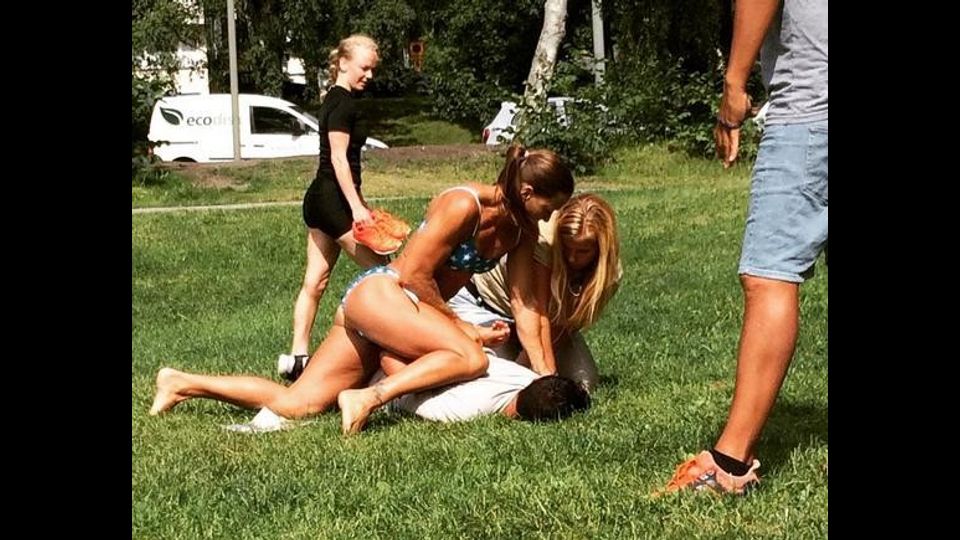 La foto che ritrae l'intervento della poliziotta &egrave; diventata 'virale' sul web facendo dell'agente Kellner una celebrit&agrave;.&nbsp;(foto&nbsp;Instagram)