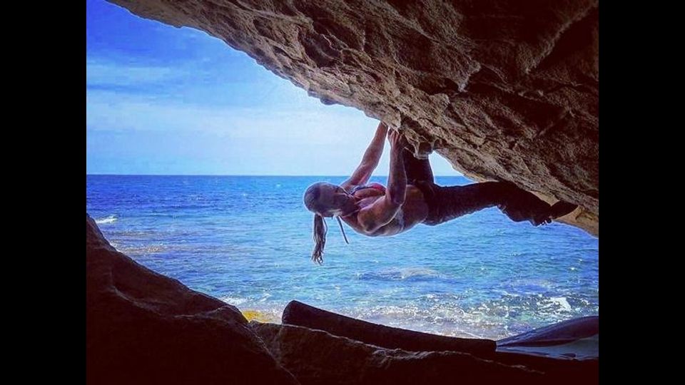 Mikaela Kellner, agente di polizia svedese culturista che stava prendendo il sole in bikini in un giorno di riposo, &egrave; riuscita a bloccare un ladro stendendolo a terra in una presa da lotta greca-romana (foto Instagram)