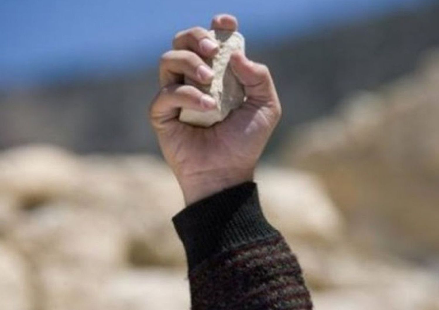 Isis: lapidata una donna per adulterio, frustate all'uomo