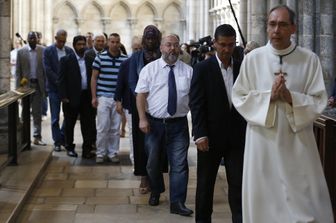 Messa a Rouen per padre Hamel, decine musulmani in chiesa