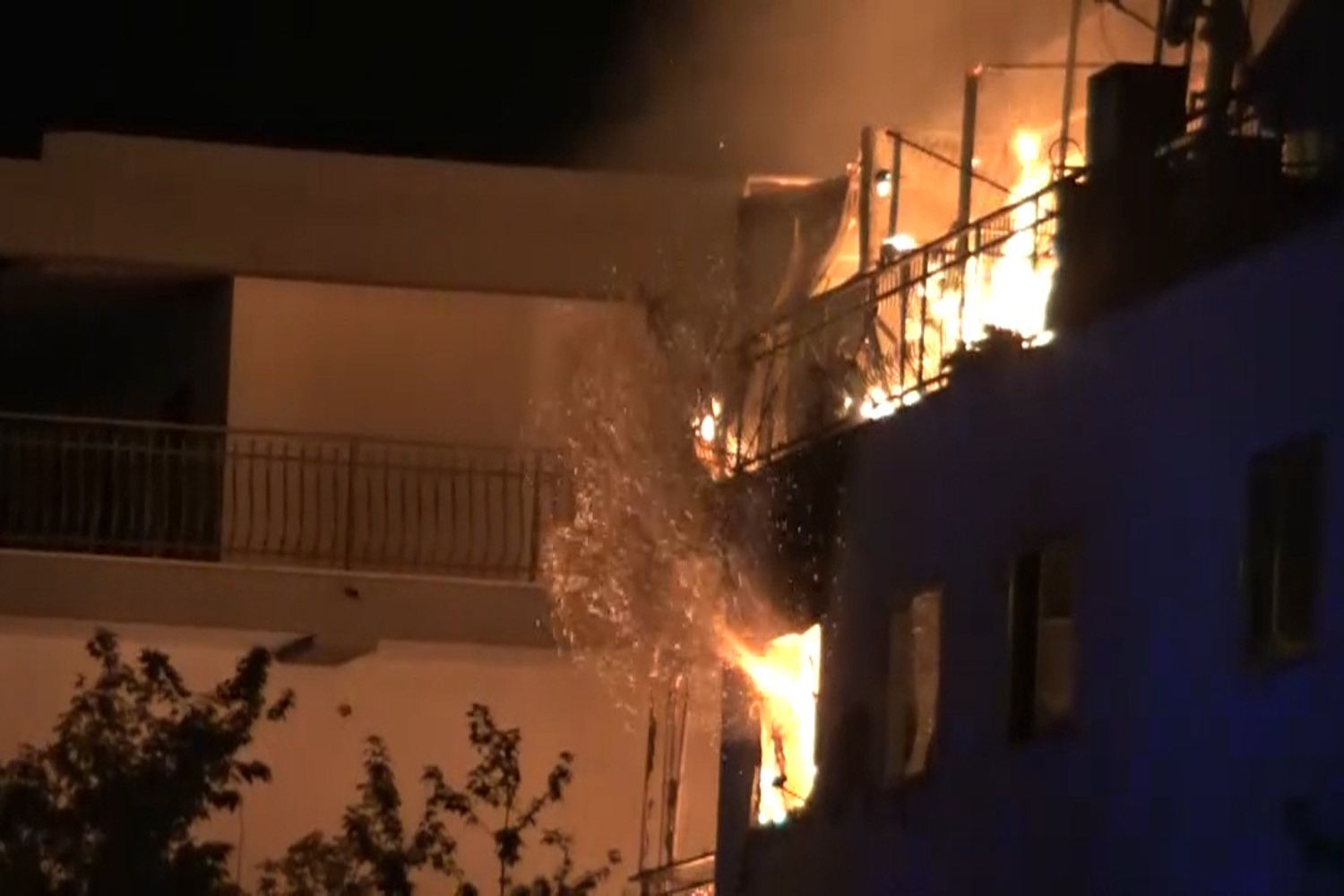 Paura a Roma, incendio in una palazzina sull'Anagnina grida e gente in strada &nbsp;
