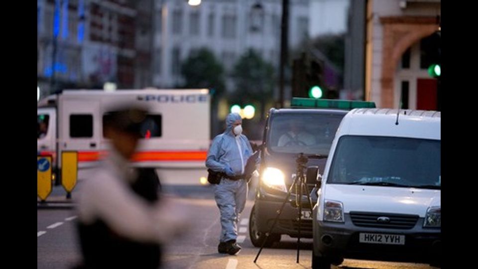 Londra,&nbsp;attacco a coltellate in pieno centro: un morto e 5 feriti (Afp)