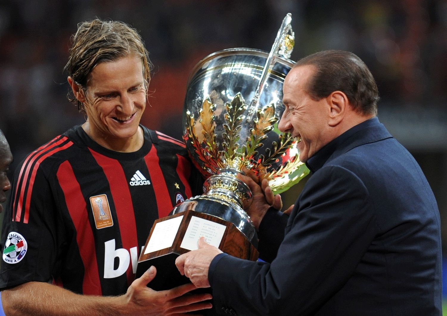 Silvio Berlusconi consegna il trofeo intitolato a Luigi Berlusconi al capitano del Milan Massimo Ambrosini (Afp)&nbsp;