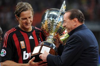 Silvio Berlusconi consegna il trofeo intitolato a Luigi Berlusconi al capitano del Milan Massimo Ambrosini (Afp)&nbsp;