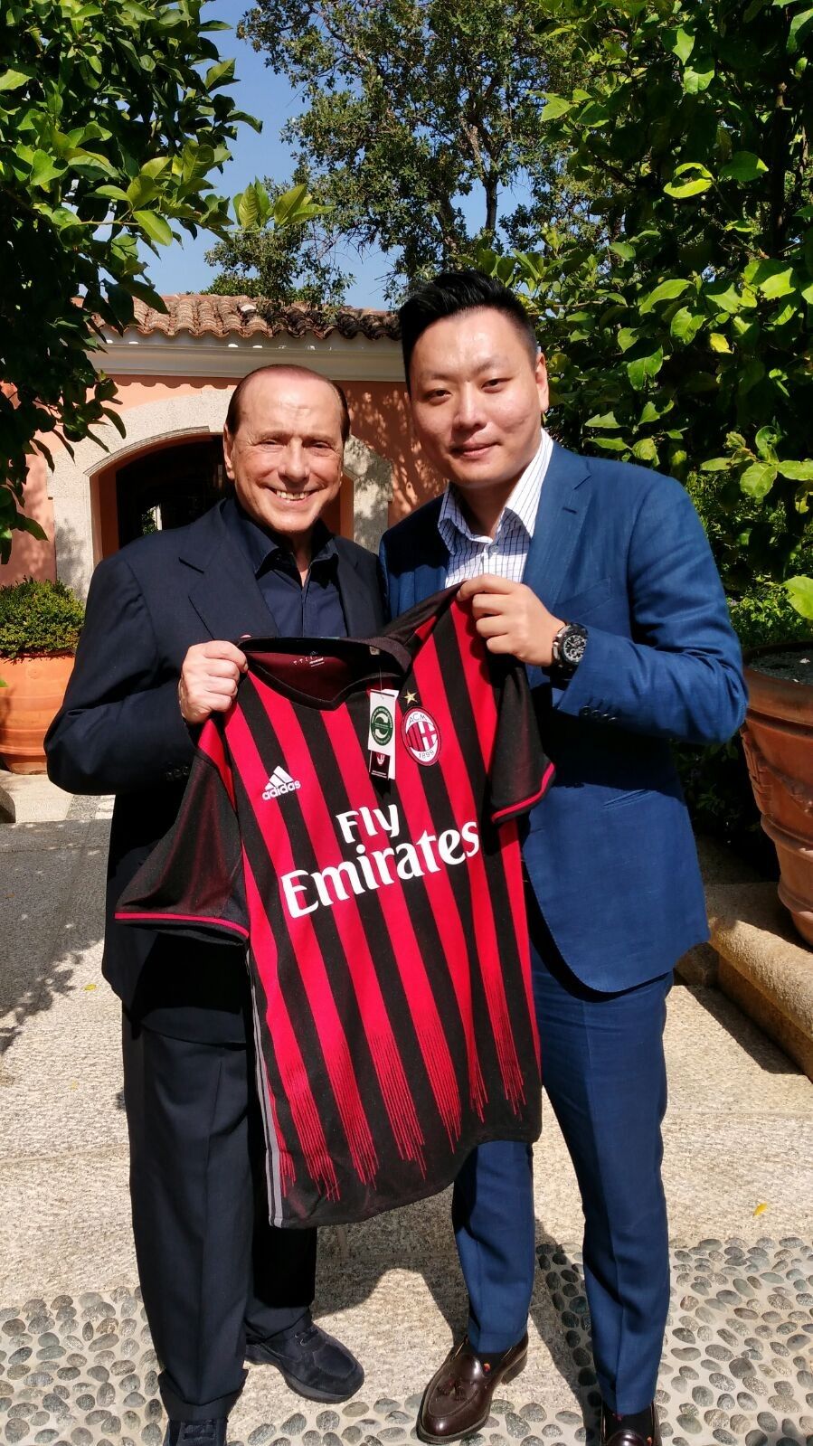 E' ufficiale il Milan diventa cinese. Nella foto Silvio Berlusconi e&nbsp;Yonghong Li (Presidente della Management Company)