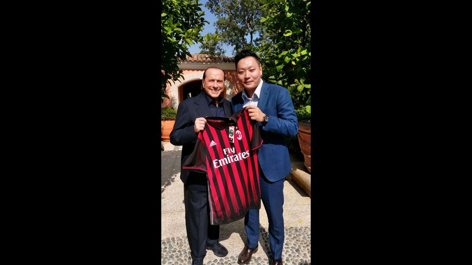 E' ufficiale il Milan diventa cinese. Nella foto Silvio Berlusconi e&nbsp;Yonghong Li (Presidente della Management Company)
