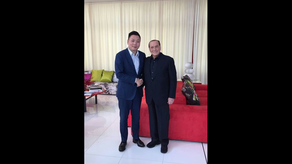 E' ufficiale il Milan diventa cinese. Nella foto Silvio Berlusconi e&nbsp;Yonghong Li (Presidente della Management Company)