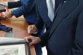 &nbsp;E' ufficiale il Milan diventa cinese. Nella foto Silvio Berlusconi, Yonghong Li (Presidente della Management Company) e Han Li (Rappresentante degli investitori cinesi)