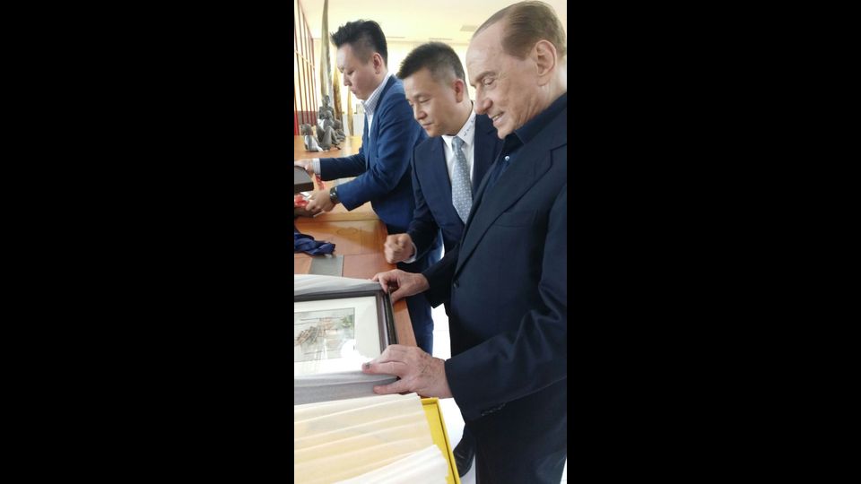 &nbsp;E' ufficiale il Milan diventa cinese. Nella foto Silvio Berlusconi, Yonghong Li (Presidente della Management Company) e Han Li (Rappresentante degli investitori cinesi)